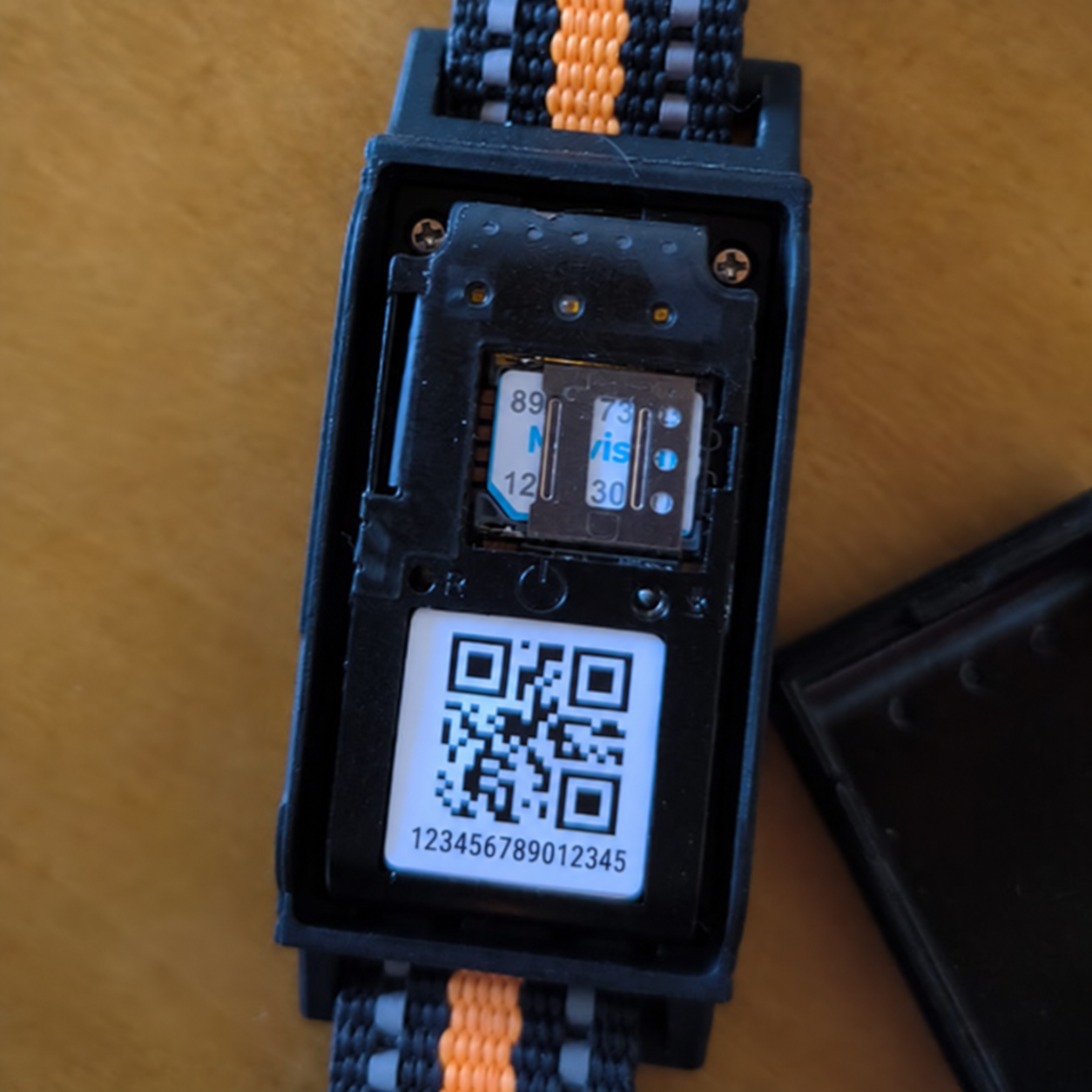 Interior del dispositivo Safe Friends: el IMEI aparece debajo del código QR